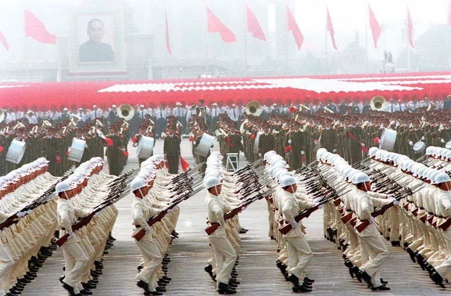 中國(guó)閱兵史上的霸氣瞬間，回顧1984年的閱兵盛況，中國(guó)閱兵史上的霸氣瞬間，回顧1984年閱兵盛況的震撼瞬間