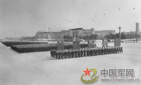 重溫歷史瞬間，探索1959年國慶閱兵視頻，重溫歷史瞬間，探索經(jīng)典，回顧1959年國慶閱兵盛況