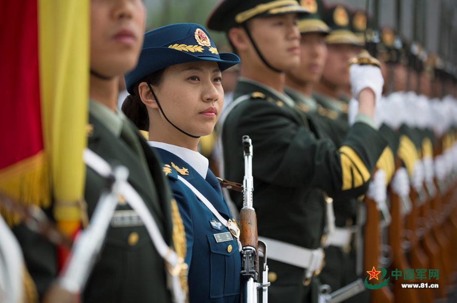 三軍儀仗隊(duì)女兵中隊(duì)，展現(xiàn)新時(shí)代巾幗英雄風(fēng)采，三軍儀仗隊(duì)女兵中隊(duì)，新時(shí)代巾幗英雄的風(fēng)采展現(xiàn)