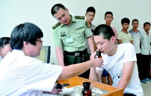 男兵體檢的尷尬圖，理解與尊重的重要性，男兵體檢中的尊重與理解的必要性，尷尬瞬間的思考