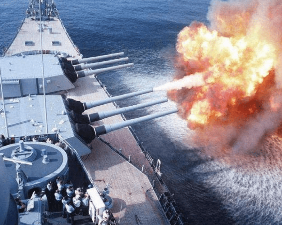 為什么岸炮打不過艦炮，深度解析背后的原因，岸炮與艦炮的較量，解析背后的原因與差異