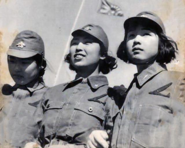 中國女兵敬禮圖片，展現(xiàn)力量與榮耀的象征，中國女兵敬禮，力量與榮耀的展現(xiàn)
