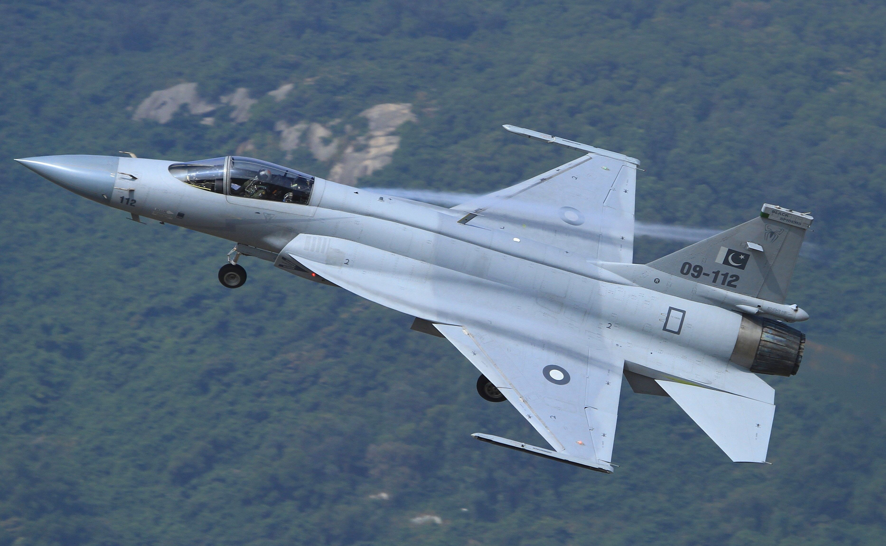梟龍戰(zhàn)斗機(jī)圖片，展現(xiàn)中國(guó)空軍力量的驕傲，梟龍戰(zhàn)斗機(jī)風(fēng)采，中國(guó)空軍力量的驕傲圖片展示
