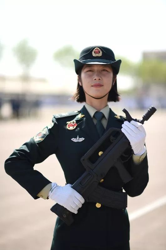 國慶閱兵最美女兵，榮光背后的堅(jiān)韌與毅力