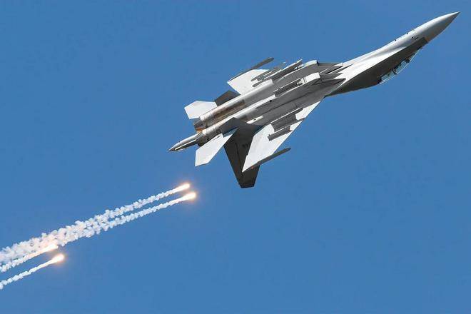 殲-16與F-16，空中對(duì)決的能力對(duì)比，殲-16與F-16空中對(duì)決能力對(duì)比解析