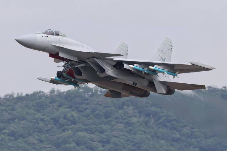 殲-15T，新一代艦載戰(zhàn)斗機(jī)的優(yōu)勢(shì)與挑戰(zhàn)，殲-15T新一代艦載戰(zhàn)斗機(jī)的優(yōu)勢(shì)與挑戰(zhàn)解析